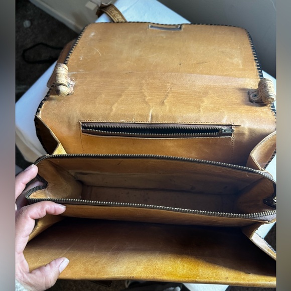Rare Vintage Mexican hand-tooled leather shoulder bag with an Aztec calendar - Picture 2 of 8